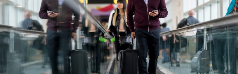 Viajando En Aeropuerto Con Maletas Mientras Pasa Por El Camino Electrico Viendo Al Celular